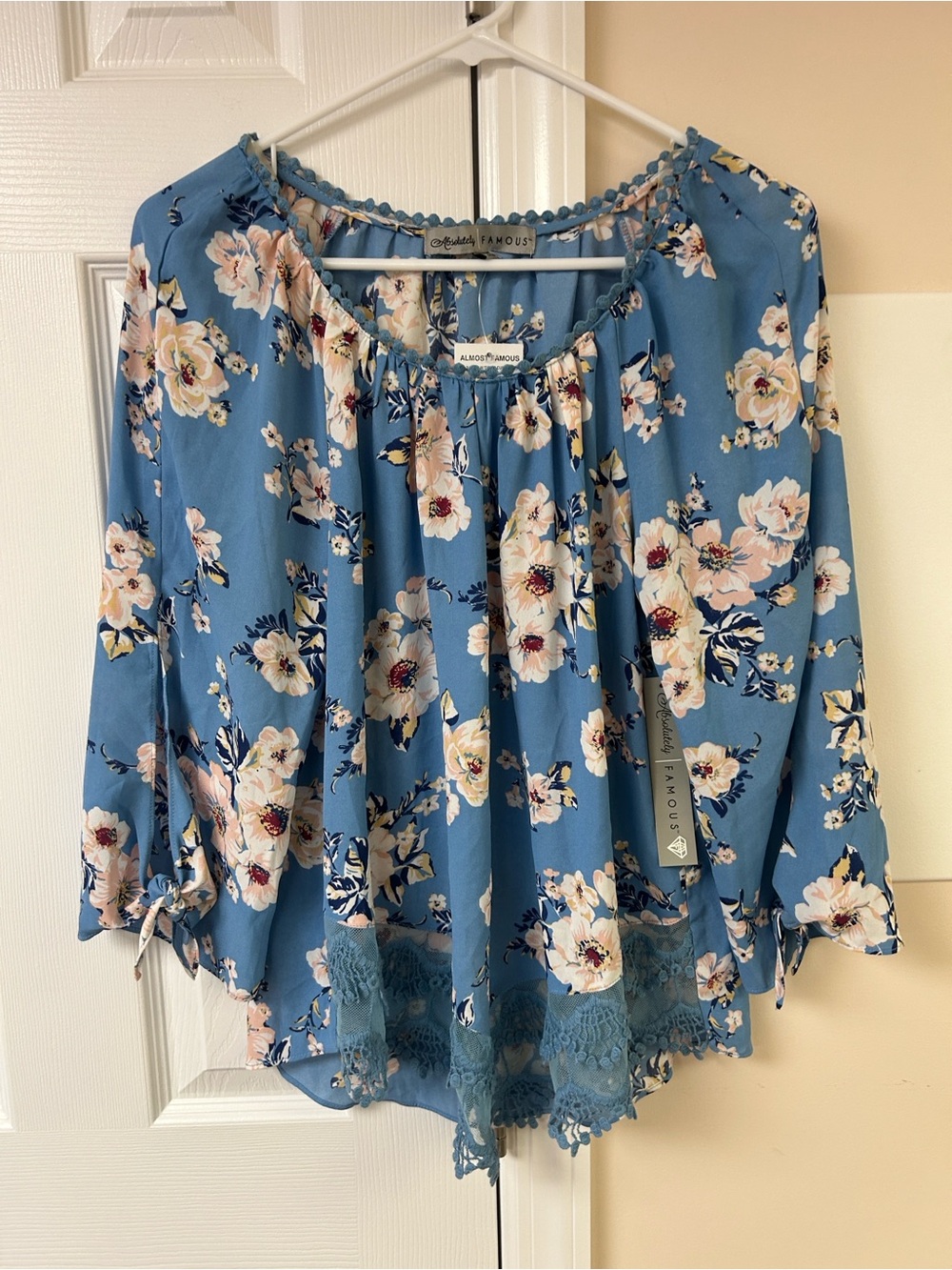 NWT Absolutely Famous Floral Blouse Hem Lace